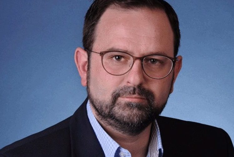 Αφού αισθάνεσαι ντροπιασμένος και αηδιασμένος γιατί δεν παραιτείσαι;