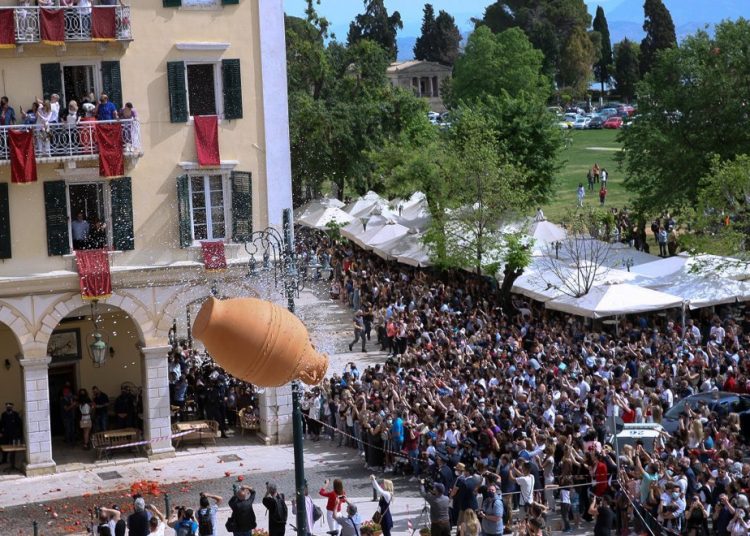 Κέρκυρα: Χιλιάδες «μπότηδες» έπεσαν απ’ τα ψηλά μπαλκόνια – «Πατείς με πατώ σε» για το έθιμο