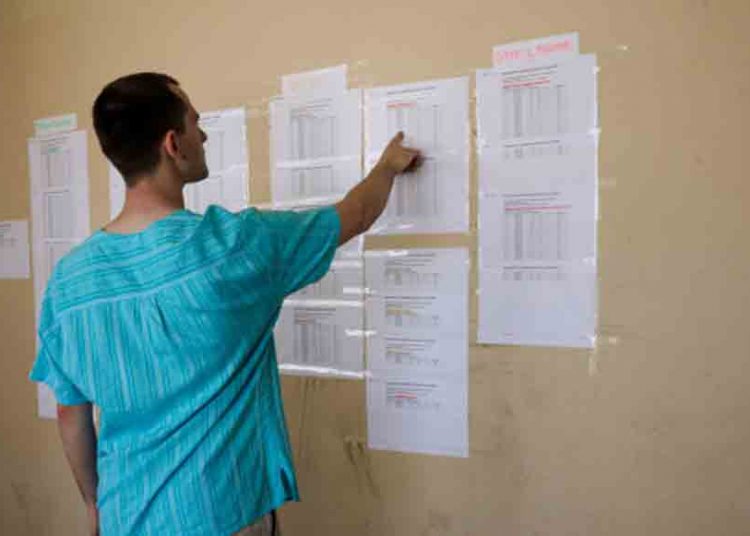 Πανελλαδικές: Με γραπτό μήνυμα στο κινητό η βαθμολογία