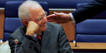 Αιχμές συνταγματικού δικαστηρίου κατά Μέρκελ-Σόιμπλε για το Grexit