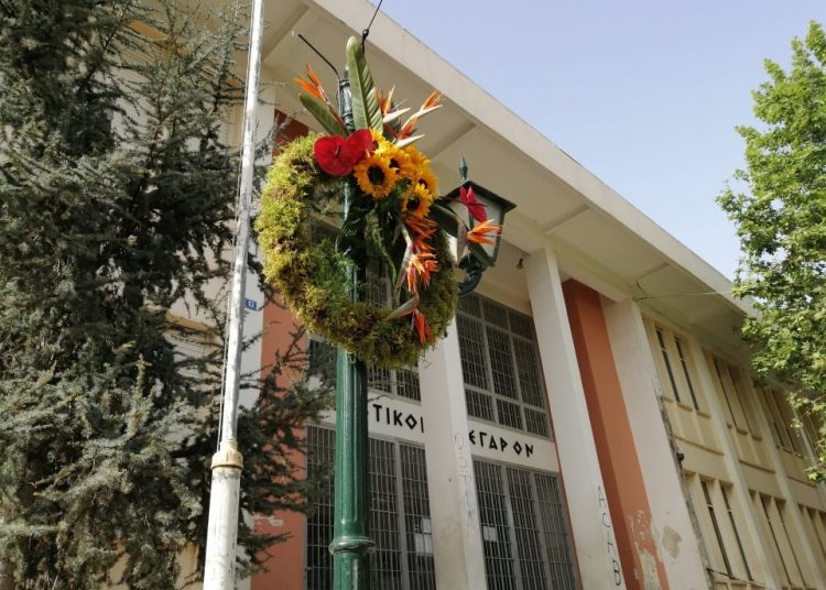 Δήμος Πύργου: Γιορτάζοντας την Άνοιξη και την Πρωτομαγιά τοποθέτησε και φέτος Πρωτομαγιάτικα στεφάνια στην πόλη