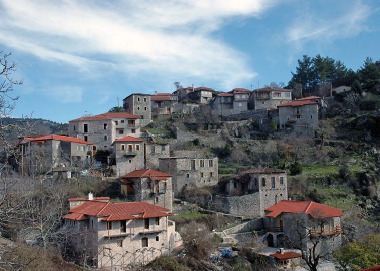 «Ξεχασμένο» στα ’60s – ’70s: To ρετρό χωριό της Πελοποννήσου χτισμένο σε υψόμετρο 1.160 μέτρων που δεν γίνεται να μην ερωτευτείς!