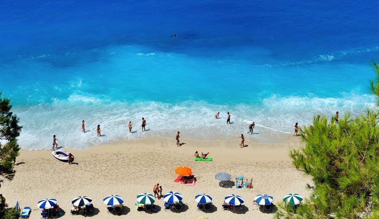 12 γαλάζιες σημαίες σε παραλίες της Δυτικής Ελλάδας – Δείτε που βρίσκονται (ΠΙΝΑΚΕΣ)