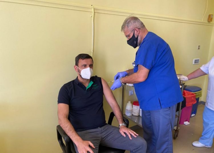 ΑΝΔΡΕΑΣ ΝΙΚΟΛΑΚΟΠΟΥΛΟΣ: Εμβολιάστηκε στην Αμαλιάδα