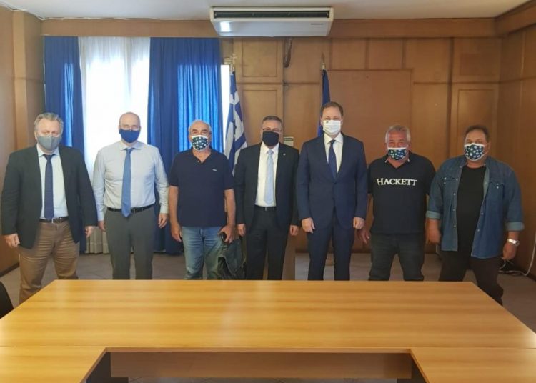 Ο δήμαρχος Πηνειού με το προεδρείο του ΤΟΕΒ στον υπουργό Αγροτ. Ανάπτυξης