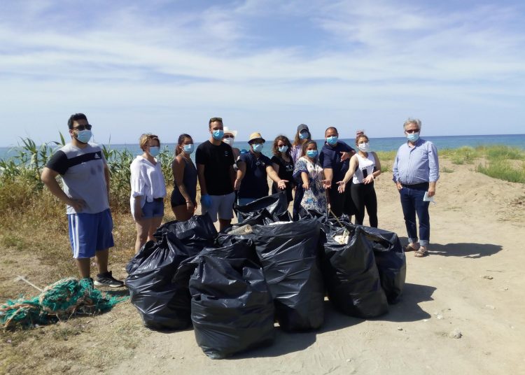 Γαστούνη: 14 εθελοντές από την Γαλλία καθάρισαν την παραλία στη Μπούκα