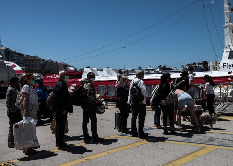 Αυξημένη η κίνηση σε λιμάνια και εθνικές οδούς