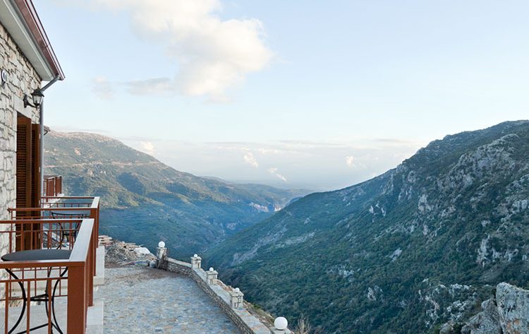 Το χωριό της Πελοποννήσου, χτισμένο στα 1.020 μ., με το παράξενο σλαβικό όνομα! Τόπος εξορίας του Μίκη Θεοδωράκη