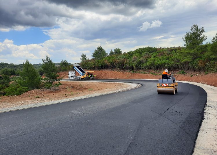 Ολοκληρώνεται η Ασφαλτόστρωση Ε.Ο Καρούτες–Λαντζόι-Λάλα, στο τμήμα από έξοδο Κρυονερίου – διασταύρωση Λάσδικα