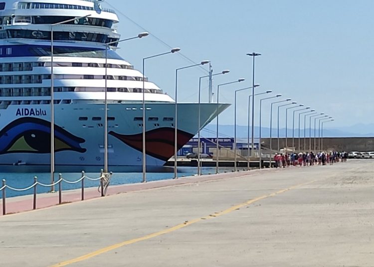 Κάθοδος επιβατών από τα πλοία στο Κατάκολο