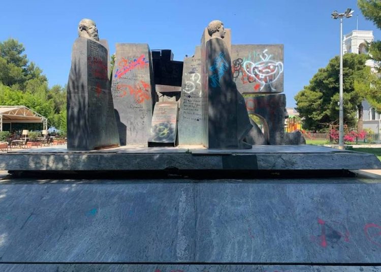 Όταν ο βανδαλισμός ενός έργου Τέχνης αφιερωμένου στην μνήμη της Ιστορίας συνοδεύει την αδιαφορία της πόλης