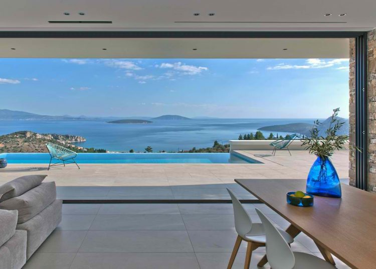 Η πολυτελής βίλα-ησυχαστήριο στη Πελοπόννησο με τη μαγευτική θέα