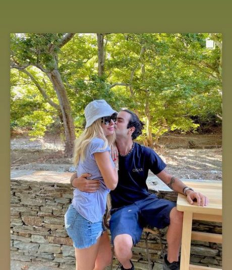 Ελένη Μενεγάκη: Απολαμβάνει τις διακοπές της στην Άνδρο με τον γιο της Άγγελο Λάτσιο