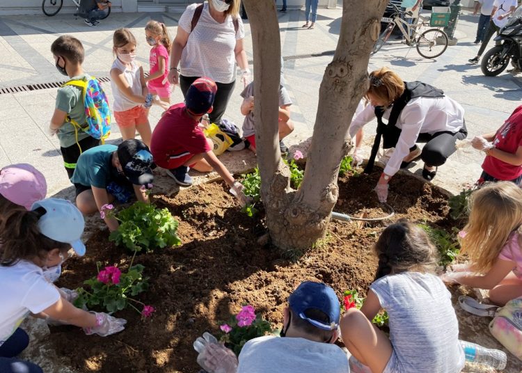 Λουλούδια για την παγκόσμια ημέρα περιβάλλοντος από τους μαθητές των δημοτικών σχολείων της Αμαλιάδας
