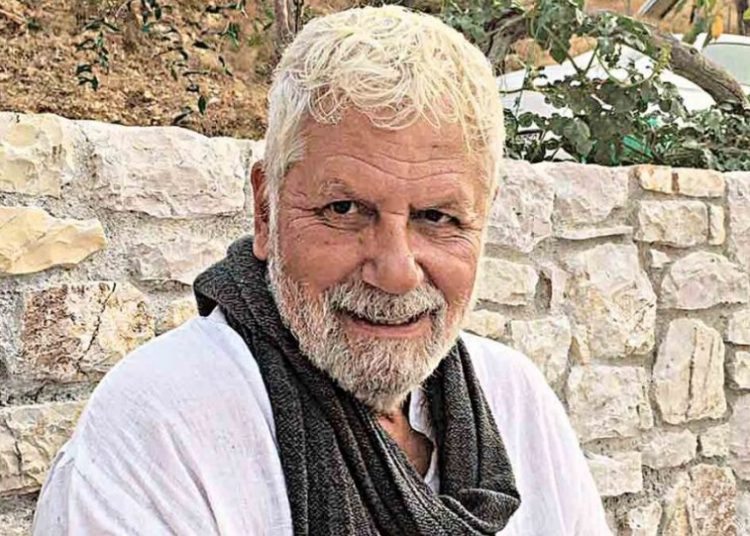 Μιχάλης Μανιάτης: Ζω σε μια σπηλιά με υπαίθριο μπάνιο και κουζίνα – Η ζωή του μεταξύ Κίνας και Κυπαρισσίας