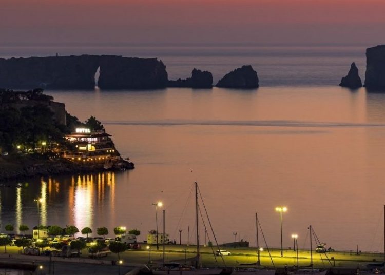 Μοναδική στην Ευρώπη: Η περιοχή της Πελοποννήσου με τις καρτποσταλικές παραλίες και τον αφρικανικό χαμαιλέοντα που δεν θα καταφέρεις να δεις ποτέ!