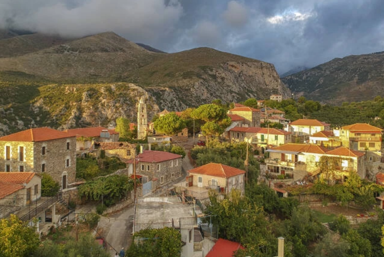 Τρία γραφικά χωριά στο άγριο τοπίο της μεγαλύτερης οροσειράς της Πελοποννήσου – Μικροί οικισμοί παραδομένοι στην επιβλητικότητα!