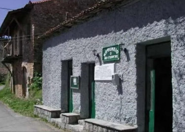 Είναι εκεί και σε περιμένει: Το καφενείο ‑ φάντασμα στην Πελοπόννησο που λειτουργεί χωρίς καφετζή!