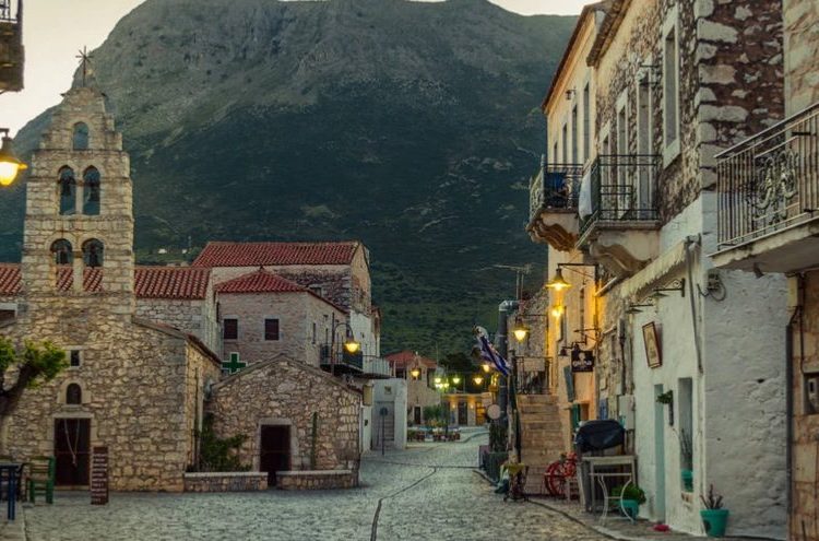 Ταξίδι στον χρόνο και στην ιστορία: Ένα χωριό της Πελοποννήσου που αξίζει να γνωρίσεις από κοντά! Έχει κριθεί διατηρητέος οικισμός