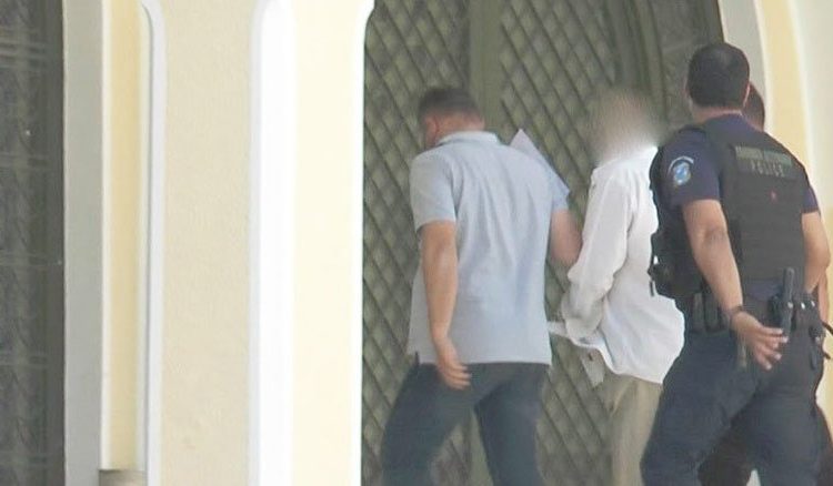 Υπόθεση Κορφιάτη: Παραδόθηκε η 27χρονη «τσιλιαδόρος» της δολοφονίας της Χρ. Κλουτσινιώτη