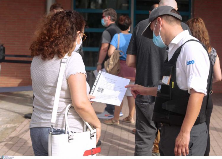Προνόμια εμβολιασμένων: Οι ανακοινώσεις της κυβέρνησης – Λειτουργία «δύο ταχυτήτων» για υπηρεσίες ψυχαγωγίας