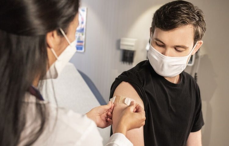 Προνόμια εμβολιασμένων: Προπληρωμένη κάρτα 150 ευρώ στους νέους 18-25 ετών με την πρώτη δόση