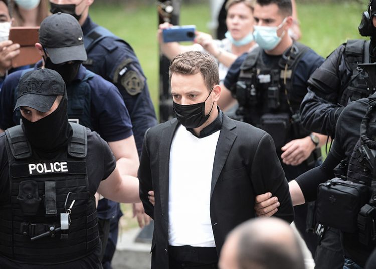 Γλυκά Νερά: Προκλητική «απολογία» Μπάμπη – Ενοχοποιεί την Καρολάιν – Πάει να «κερδίσει» ελαφρυντικά