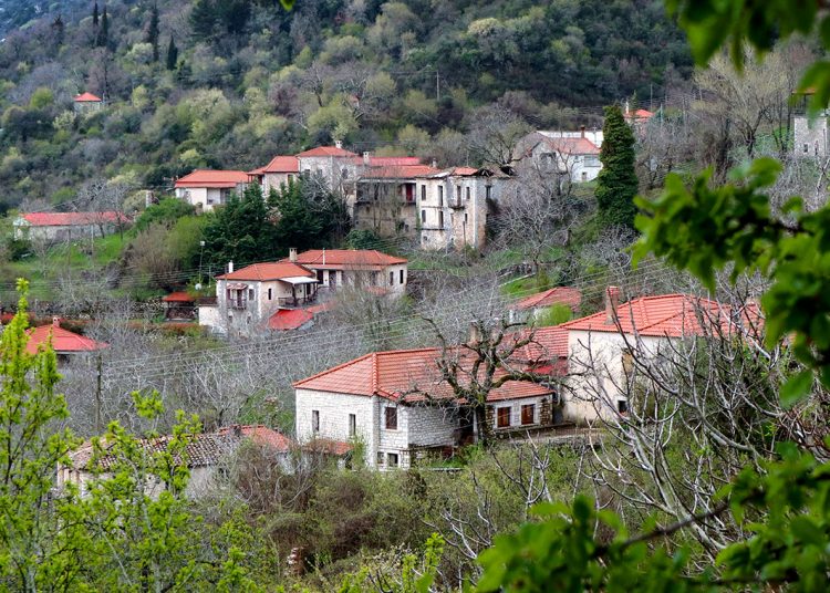 Το χωριό της Πελοποννήσου, χτισμένο στα 1.020 μ., με το παράξενο σλαβικό όνομα! Τόπος εξορίας του Μίκη Θεοδωράκη