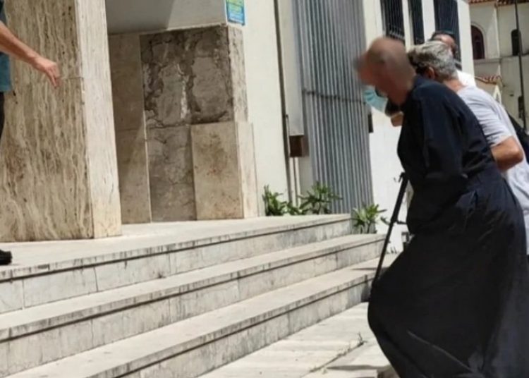 Αγρίνιο: 19χρονη κρυβόταν στο σπίτι του ιερέα όταν εισέβαλε η αστυνομία