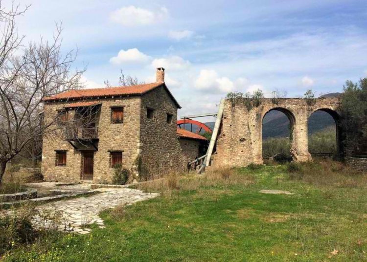 Το χωριό της Πελοποννήσου με τον επιβλητικό νερόμυλο και το πράσινο! Για την ονομασία του υπάρχουν τρεις διαφορετικές εκδοχές