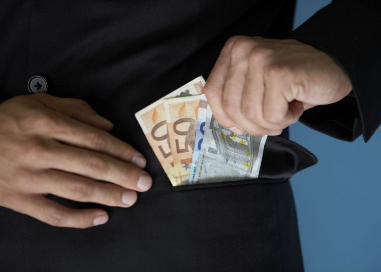 Ολυμπία: Προσποιήθηκε τον τεχνικό της ΔΕΗ και έφυγε με 1500 ευρώ