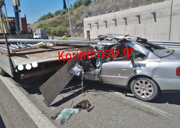 Σοκαριστικό τροχαίο στο Κιάτο – ΙΧ “καρφώθηκε” σε φορτηγό