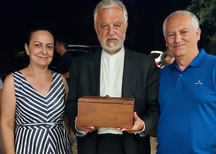 Στην Ηλεία και το κτήμα Μπριντζίκη ο στενός φίλος του Τζο Μπάιντεν, πατήρ Αλέξανδρος Καρλούτσος