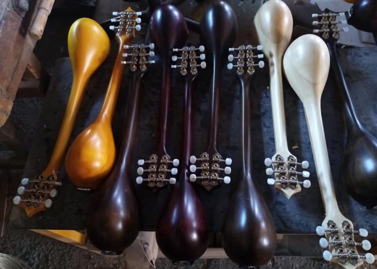 ΗΛΕΙΑ: Βιοτεχνία παράγει χειροποίητα έγχορδα υψηλής ποιότητας και αισθητικής