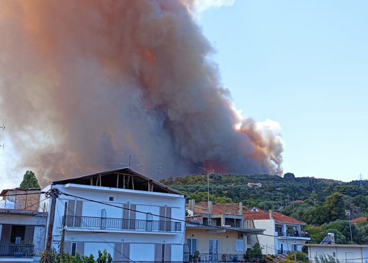 Αχαΐα: Μεγάλη φωτιά στη Ζήρια-Έκλεισε η εθνική -Εκκενώθηκαν Ζήρια, Καμάρες, Λαμπίρι και η κατασκήνωση