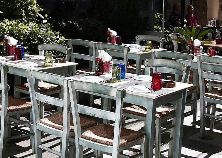 Πρώτο Σαββατοκύριακο χωρίς απαγόρευση κυκλοφορίας – Τι ισχύει σε εστιατόρια και μπαρ