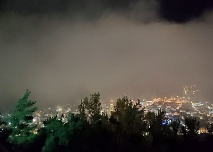 Καύσωνας: Πέπλο ομίχλης «εξαφάνισε» την πόλη της Ζακύνθου (φώτο)