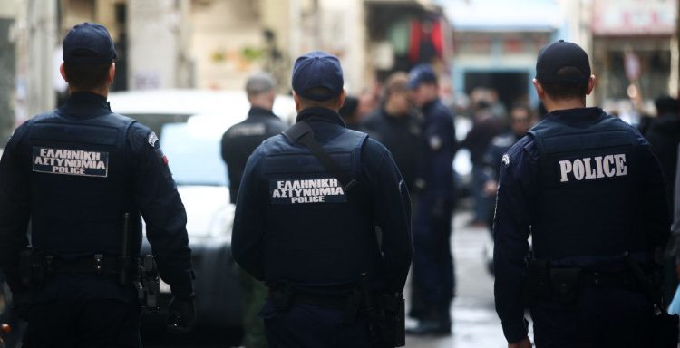 Τι έψαχναν και τι βρήκαν οι αστυνομικοί της Ασφάλειας Αττικής στην Πάτρα-Η πρωτοφανής σε έκταση επιχείρηση σε πολλά κλαμπ της πόλης