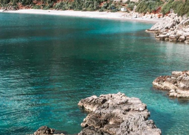 Ο καλοκαιρινός «παράδεισος» στην Πελοπόννησο που επέλεξε η Πριγκίπισσα Νταϊάνα για να ζήσει τον απαγορευμένο της έρωτα!