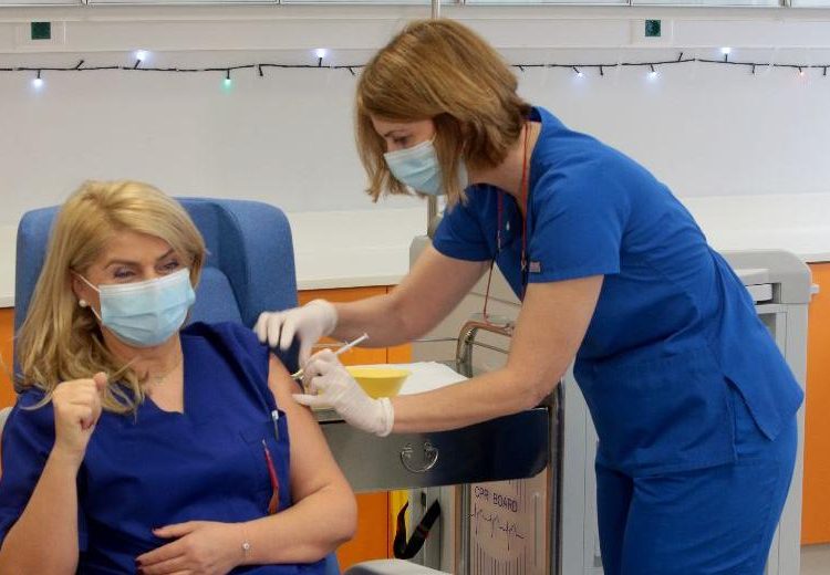 Πιστοποιητικό εμβολιασμού: Υποχρεωτική η επίδειξη από εργαζόμενους σε δημόσιο και ιδιωτικό τομέα