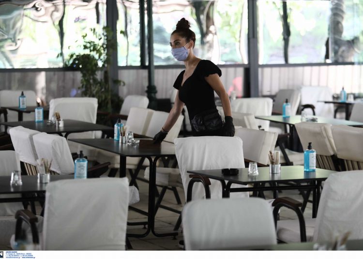 Κλειστοί χώροι μόνο για εμβολιασμένους, 300 ευρώ πρόστιμο σε όποιον ανεμβολίαστο βρεθεί εκεί -Τα σενάρια για την εστίαση