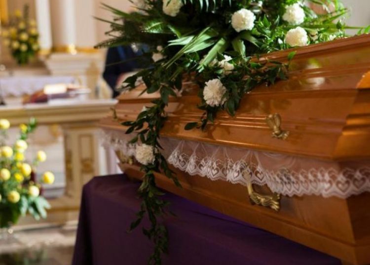 Συγκλονιστικό: Ιερέας άνοιξε φέρετρο νεκρού από covid και φώναζε πως δεν υπάρχει κορονοϊός