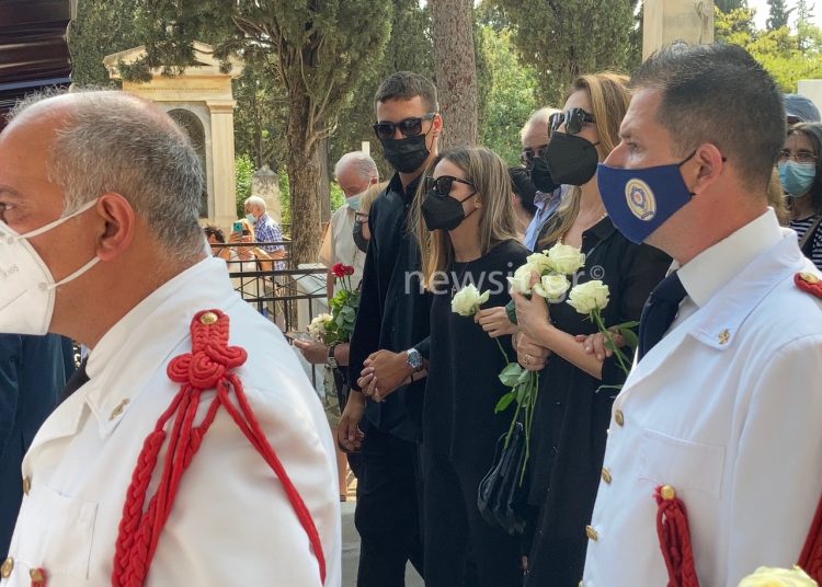 Κηδεία Τόλη Βοσκόπουλου: Τελευταίο αντίο στον «πρίγκιπα» του λαϊκού τραγουδιού