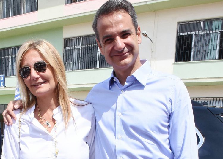 Οικογένεια Μητσοτάκη: Στην Τήνο για τη βάφτιση της εγγονής της Αλεξάνδρας Μητσοτάκη