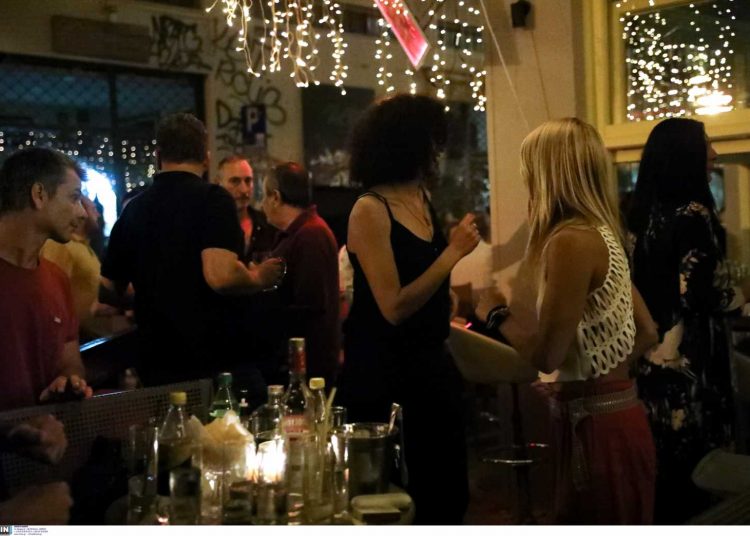 Νέα μέτρα: Διασκέδαση μόνο για καθήμενους, γάμοι με χορό μόνο για ζευγάρι και… πεθερικά – Τα πρόστιμα και οι κυρώσεις