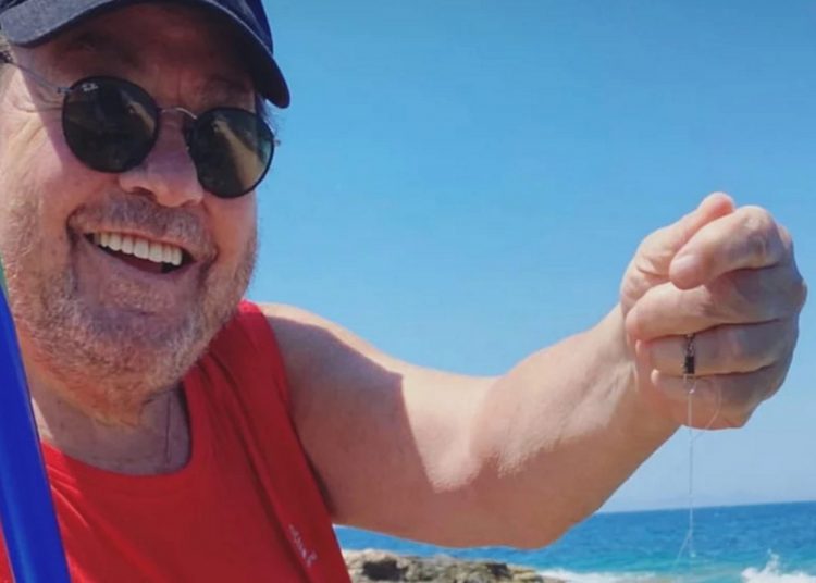 Γιάννης Πάριος: Στην Πάρο για ψάρεμα με τον γιο του Μιχαήλ Άγγελο