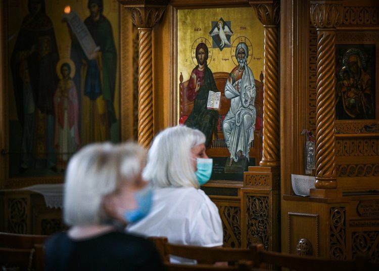 Εκκλησία: «Τα εμβόλια δεν έχουν ούτε μαγνητισμό ούτε τσιπάκι»