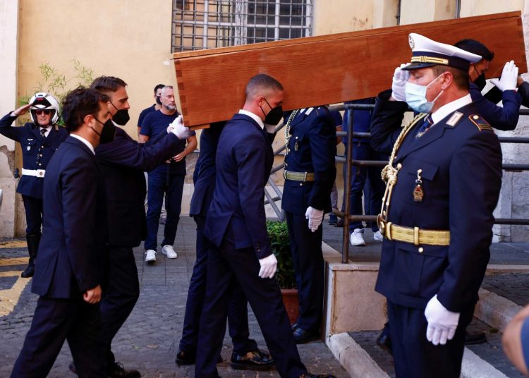 Σε λαϊκό προσκύνημα η Ραφαέλα Καρά – Χιλιάδες πολίτες στους δρόμους της Ρώμης