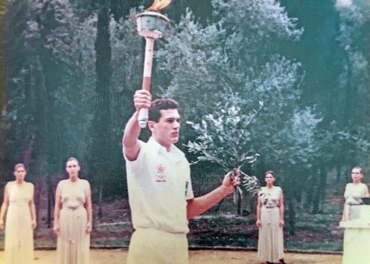 Στέλιος Μπίσμπας: Προσέφερε τη στολή του ως πρώτος Λαμπαδηδρόμος το 1988 για το Μουσείο Σύγχρονων Ολυμπιακών Αγώνων Αρχ. Ολυμπίας