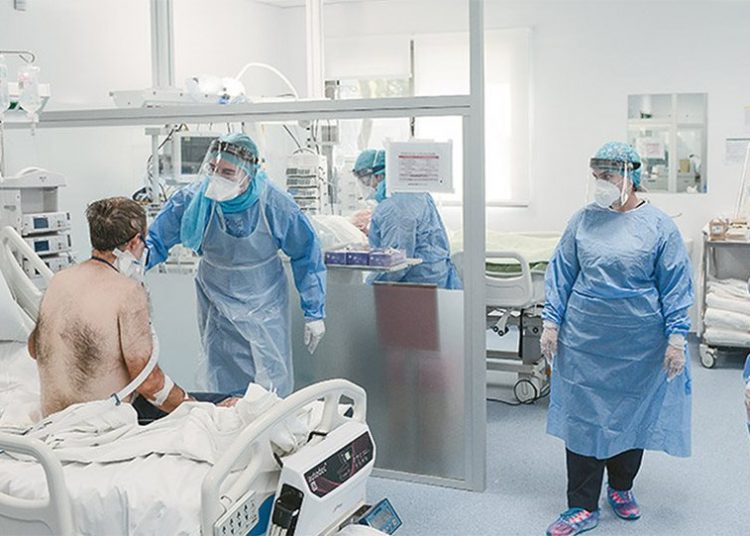 «Καμπανάκι» για τους ανεμβολίαστους – Γραβάνης: Τέσσερις στους δέκα θα μολυνθούν – Το 5% δεν θα τα καταφέρει